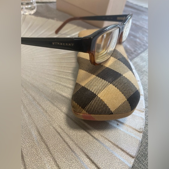 Women Burberry glasses good condition - Picture 3 of 4